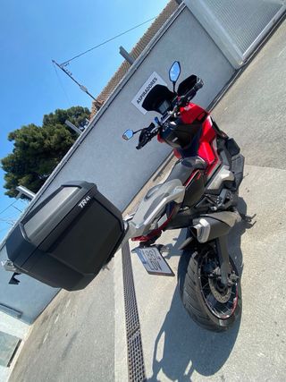 Moto Adv 750  Negra y Roja año 2020  43587km