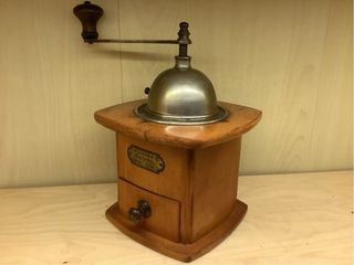 Molino de café antiguo P. D.