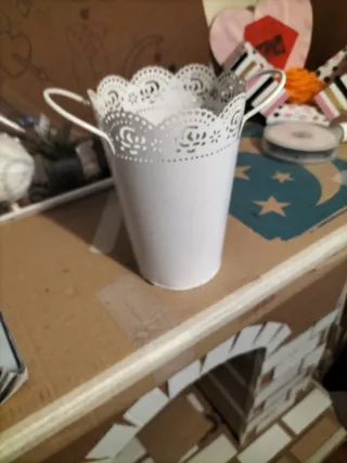 Papelera metálica blanca decorada