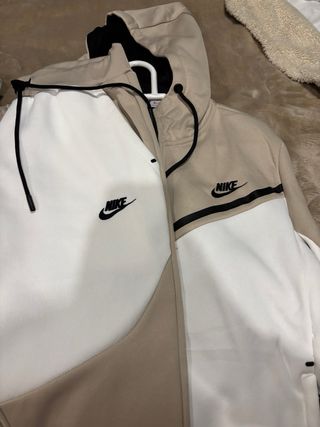 Chándal Nike Beige y Blanco