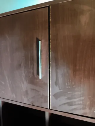 Zapatero de madera marrón