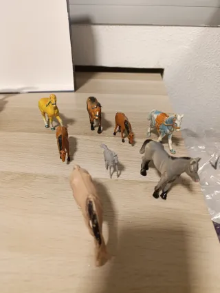 Caballos de juguete (varios)
