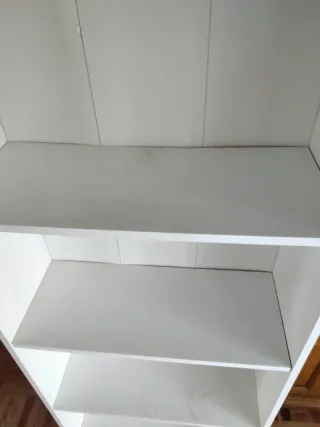 Estantería blanca con espejo