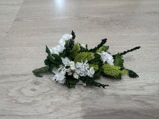 Tocado flores preservadas verde y blanco