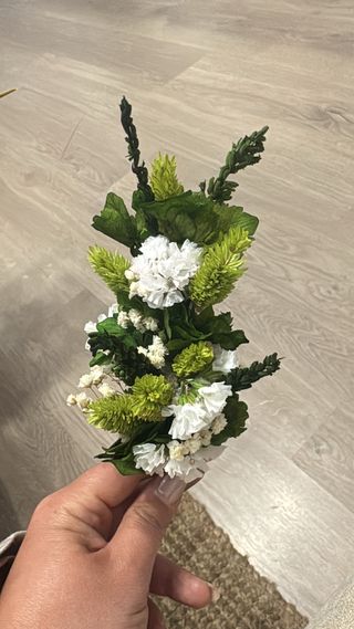 Tocado flores preservadas verde y blanco