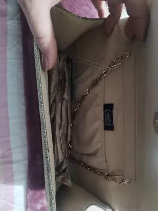 Bolso de mano dorado  brillante