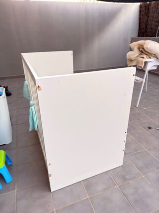 Cuna de bebé blanca con cajones