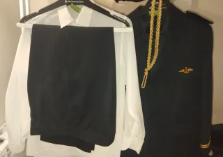 Traje de comunión negro y dorado talla 16