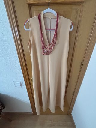 Vestido beige talla única con collar
