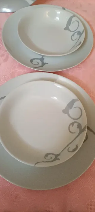 9 Piatti Javier Larrainzar Bianco e Grigio