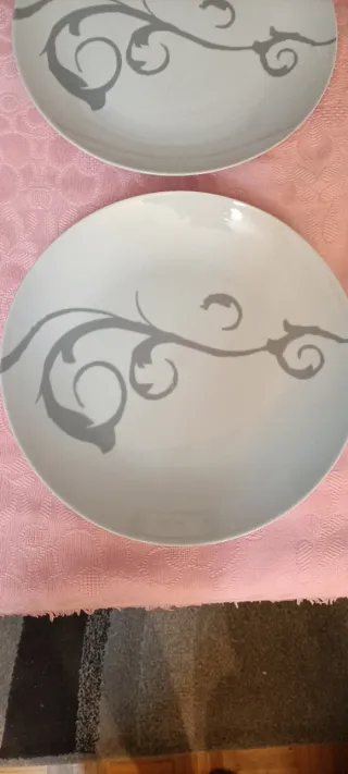 9 Piatti Javier Larrainzar Bianco e Grigio