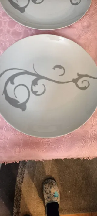 9 Piatti Javier Larrainzar Bianco e Grigio