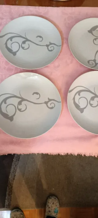 9 Piatti Javier Larrainzar Bianco e Grigio