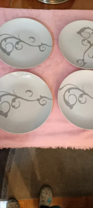 9 Piatti Javier Larrainzar Bianco e Grigio