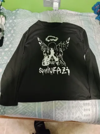 Camiseta negra manga larga con dibujo de ángel