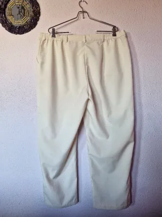 Primaveral traje pantalón mujer color hueso