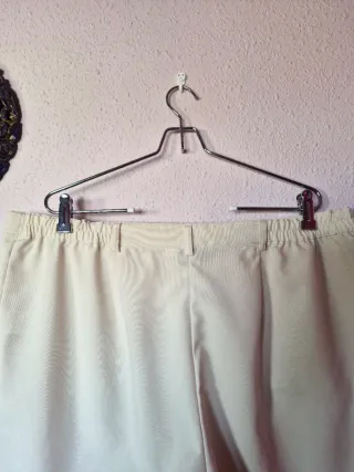 Primaveral traje pantalón mujer color hueso