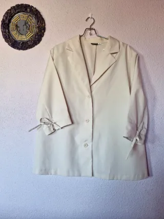 Primaveral traje pantalón mujer color hueso