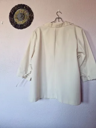 Primaveral traje pantalón mujer color hueso