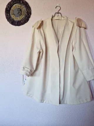 Primaveral traje pantalón mujer color hueso