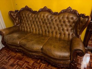 Sillón de piel marrón estilo clásico