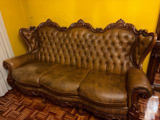 Sillón de piel marrón estilo clásico