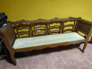 Sofá antiguo de enea y madera