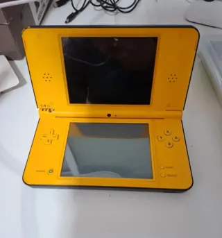 Nintendo DSI XL Giallo