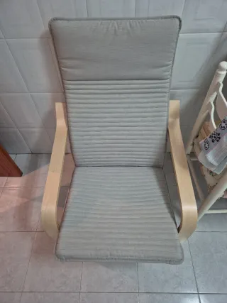 Sedia a dondolo in legno e tessuto