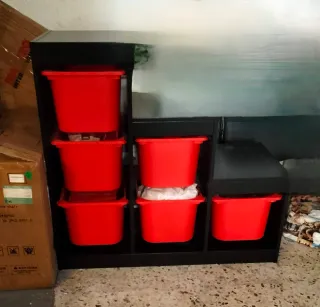 Mueble organizador con cubos rojos