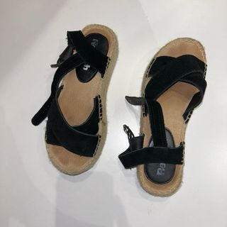 Sandalias Beige y Negras Talla 36