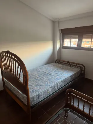 Somier de madera con colchón de muelles