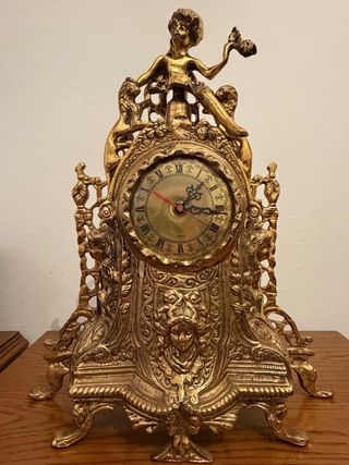 Reloj de sobremesa dorado antiguo