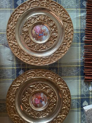 Piatti decorativi in bronzo appesi
