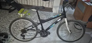 Bicicleta infantil negra