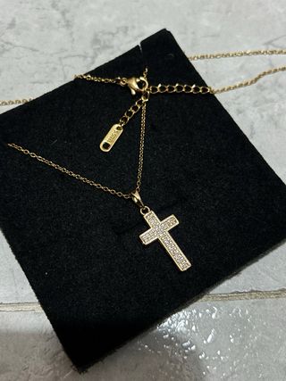 Collana con ciondolo a croce in acciaio