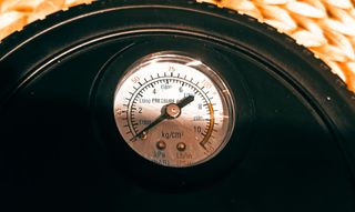 Mini Inflador de Ruedas para Vehículo - Casals 12V