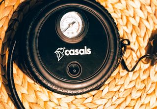 Mini Inflador de Ruedas para Vehículo - Casals 12V