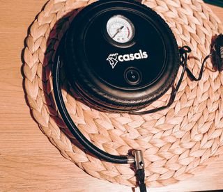 Mini Inflador de Ruedas para Vehículo - Casals 12V