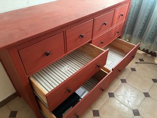 Cómoda Ikea Hemnes 8 cajones rojiza