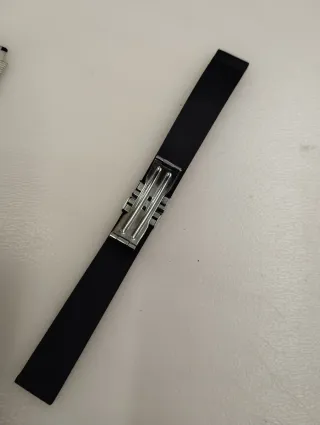 Correa de reloj flexible con cierre.