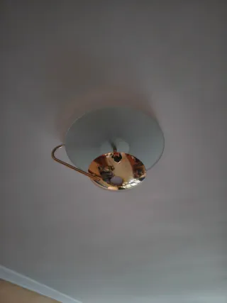 Lámpara de techo moderna dorada., con cristal.