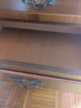 Cómoda de madera marrón