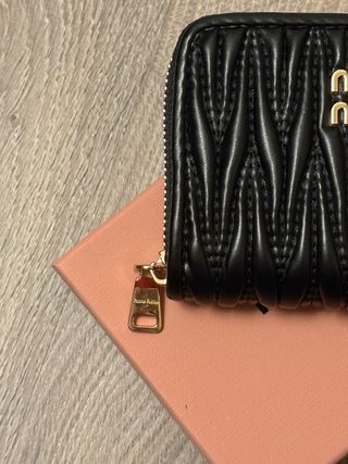 Monedero Miu Miu negro acolchado
