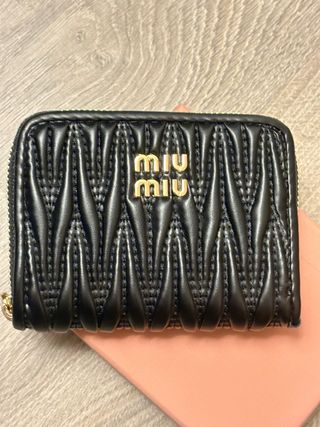 Monedero Miu Miu negro acolchado
