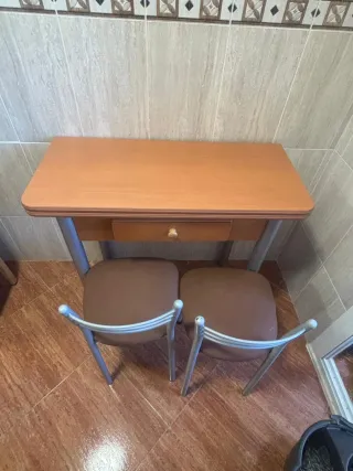 Mesa de cocina con 2 sillas