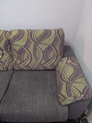 Sofá de tela morado y dorado