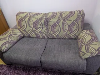 Sofá de tela morado y dorado