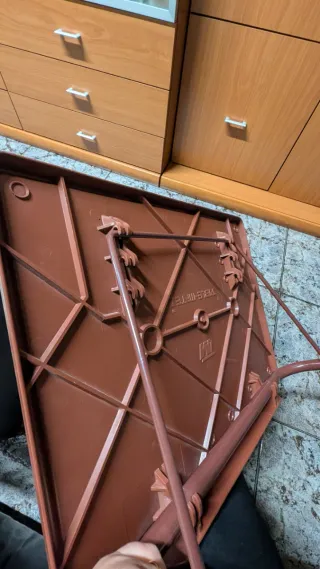 Mesa plegable auxiliar marrón y portátil.
