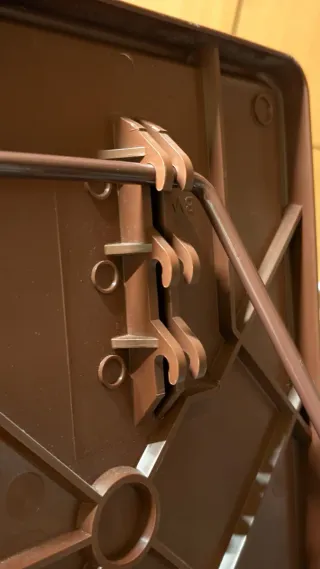 Mesa plegable auxiliar marrón y portátil.